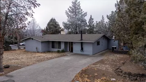 1849 SW Canyon Dr, Redmond, OR 97756