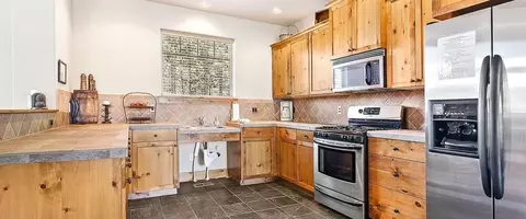 Kitchen - 51990 Crescent Creek Dr, La Pine, OR 97739 photo 3 of 3