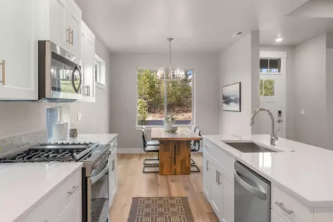 Kitchen - 51990 Crescent Creek Dr, La Pine, OR 97739 photo 2 of 3
