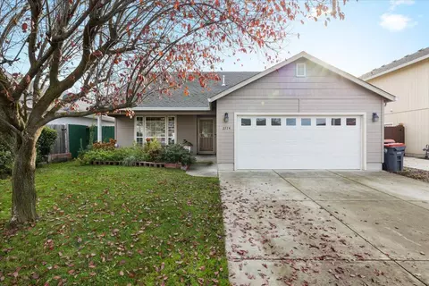 2774 Brookdale Dr, Central Point, OR 97502