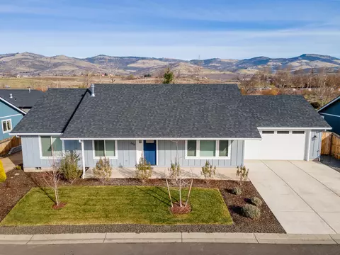 246 St Ives Dr, Talent, OR 97540