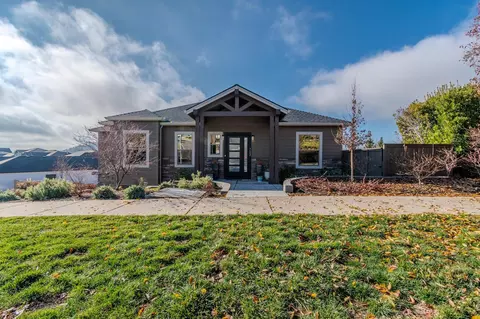 3602 Camina Dr, Medford, OR 97504