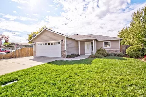 1630 Medart Ln, Grants Pass, OR 97527