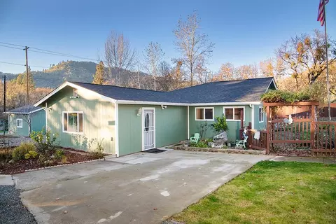 465 W Jones Creek Rd, Grants Pass, OR 97526