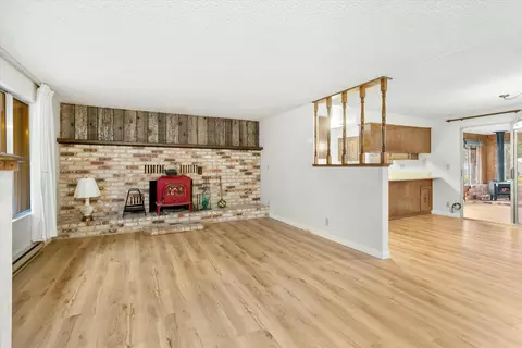 Living - 957 Eric Loop, Grants Pass, OR 97526 photo 2 of 4