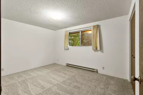 Bedroom - 957 Eric Loop, Grants Pass, OR 97526 photo 4 of 6