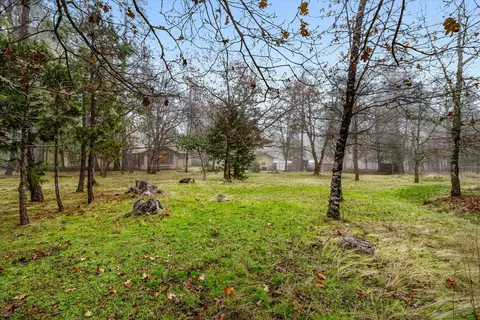 Exterior - 957 Eric Loop, Grants Pass, OR 97526 photo 5 of 9