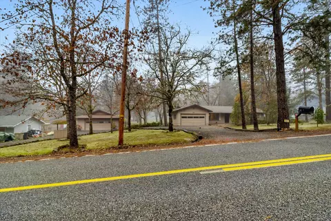 Exterior - 957 Eric Loop, Grants Pass, OR 97526 photo 6 of 9