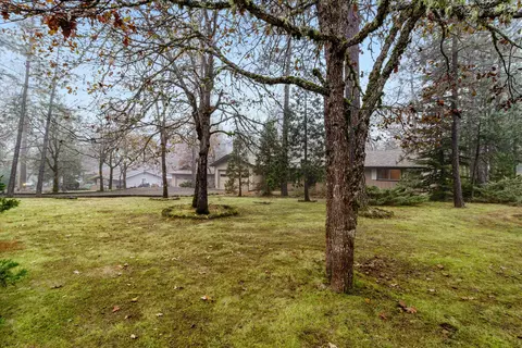 Exterior - 957 Eric Loop, Grants Pass, OR 97526 photo 7 of 9