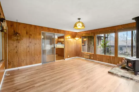 Living - 957 Eric Loop, Grants Pass, OR 97526 photo 4 of 4