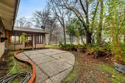 Exterior - 957 Eric Loop, Grants Pass, OR 97526 photo 3 of 9