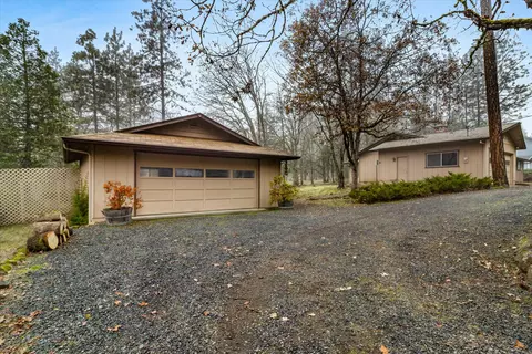 Exterior - 957 Eric Loop, Grants Pass, OR 97526 photo 9 of 9