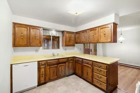 Kitchen - 957 Eric Loop, Grants Pass, OR 97526 photo 2 of 2