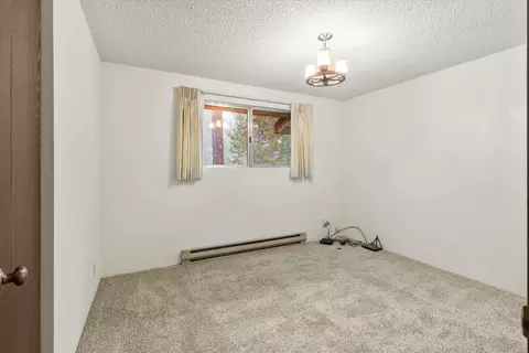 Bedroom - 957 Eric Loop, Grants Pass, OR 97526 photo 5 of 6