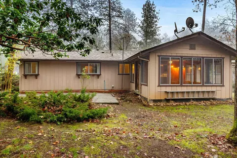 Exterior - 957 Eric Loop, Grants Pass, OR 97526 photo 4 of 9