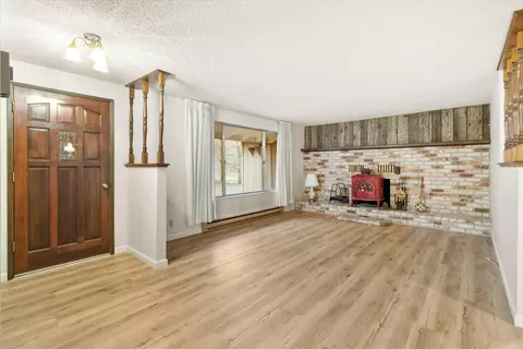 Living - 957 Eric Loop, Grants Pass, OR 97526 photo 1 of 4