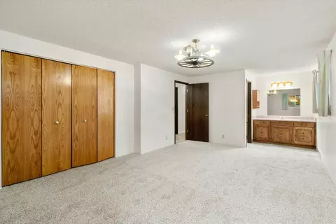 Bedroom - 957 Eric Loop, Grants Pass, OR 97526 photo 2 of 6