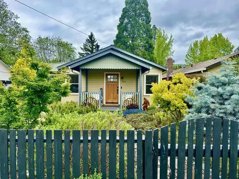 1004 NW Birch St, Grants Pass, OR 97526