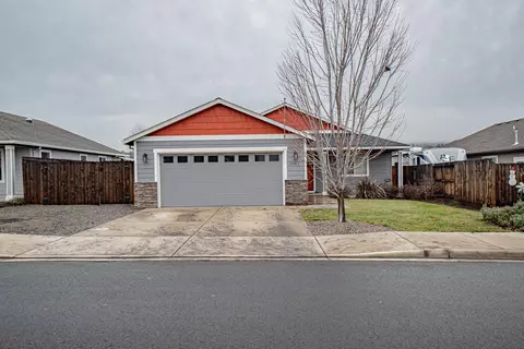 1007 Stonewater Dr, Eagle Point, OR 97524