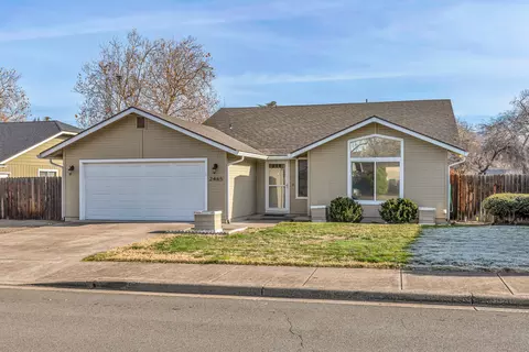 2465 Temple Dr, Medford, OR 97504