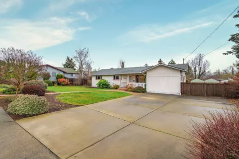 1429 NE Grable Dr, Grants Pass, OR 97526