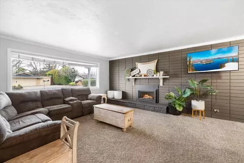 341 Tan Oak Dr, Medford, OR 97504