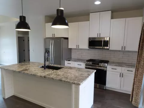 Kitchen - 508 Barnum Dr, Phoenix, OR 97535 photo 4 of 7