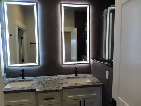 Bath - 508 Barnum Dr, Phoenix, OR 97535 photo 1 of 5