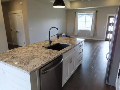 Kitchen - 508 Barnum Dr, Phoenix, OR 97535 photo 5 of 7