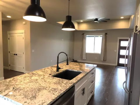 Kitchen - 508 Barnum Dr, Phoenix, OR 97535 photo 1 of 7