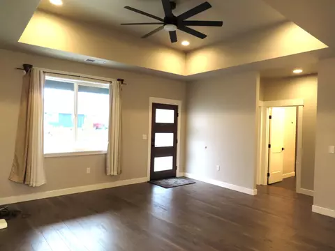 Living - 508 Barnum Dr, Phoenix, OR 97535 photo 1 of 1