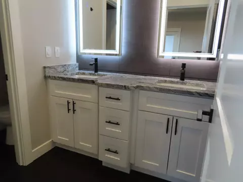 Bath - 508 Barnum Dr, Phoenix, OR 97535 photo 2 of 5