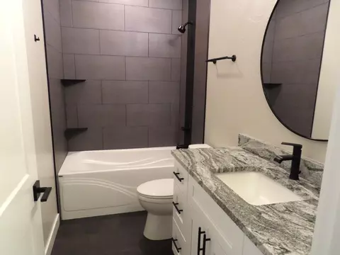 Bath - 508 Barnum Dr, Phoenix, OR 97535 photo 3 of 5