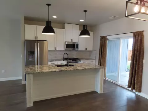 Kitchen - 508 Barnum Dr, Phoenix, OR 97535 photo 3 of 7