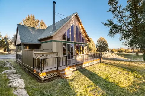 8888 Cliff Swallow Dr, Redmond, OR 97756