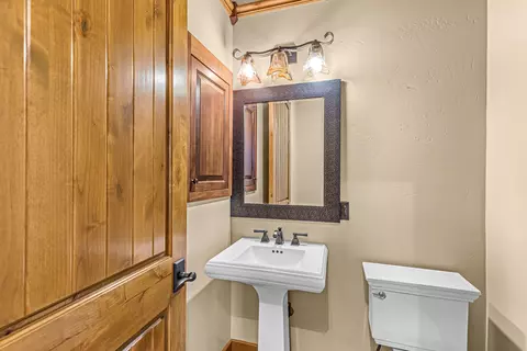 Bath - 112 E Intervale Rd, Grants Pass, OR 97527 photo 3 of 6