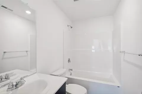 Bath - 51768 Jubilee Pine Dr, La Pine, OR 97739 photo 2 of 4