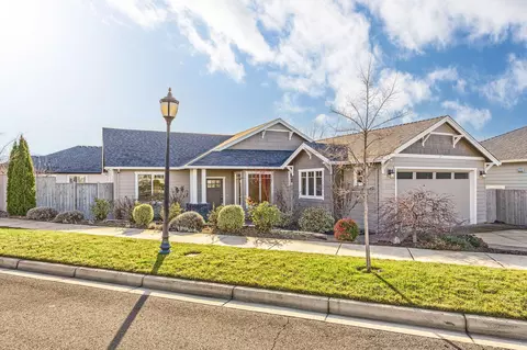 3850 Creek Mont Dr, Medford, OR 97504
