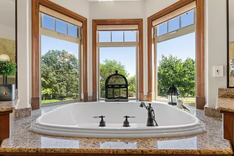 Bath - 3944 Jonathan Way, Central Point, OR 97502 photo 4 of 6