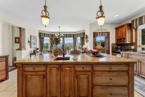 Kitchen - 3944 Jonathan Way, Central Point, OR 97502 photo 3 of 4