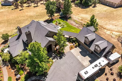 View/Area - 3944 Jonathan Way, Central Point, OR 97502 photo 1 of 5