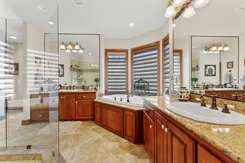 Bath - 3944 Jonathan Way, Central Point, OR 97502 photo 3 of 6