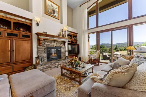 Living - 3944 Jonathan Way, Central Point, OR 97502 photo 2 of 3