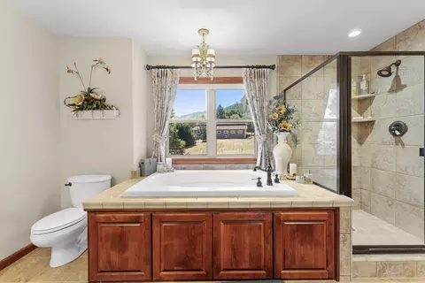 Bath - 3944 Jonathan Way, Central Point, OR 97502 photo 5 of 6