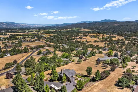 View/Area - 3944 Jonathan Way, Central Point, OR 97502 photo 3 of 5