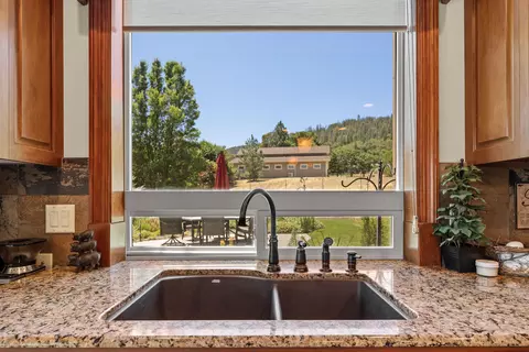 Kitchen - 3944 Jonathan Way, Central Point, OR 97502 photo 4 of 4