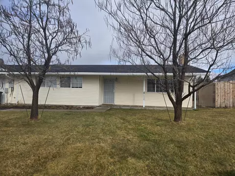 10779 Wright Ave, Klamath Falls, OR 97603