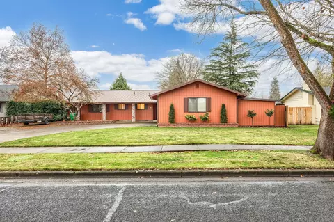 304 Teakwood Dr, Eagle Point, OR 97524