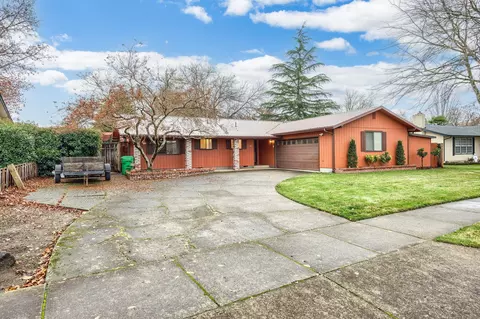 304 Teakwood Dr, Eagle Point, OR 97524 photo 2