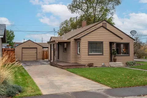 823 SW 14th St, Redmond, OR 97756